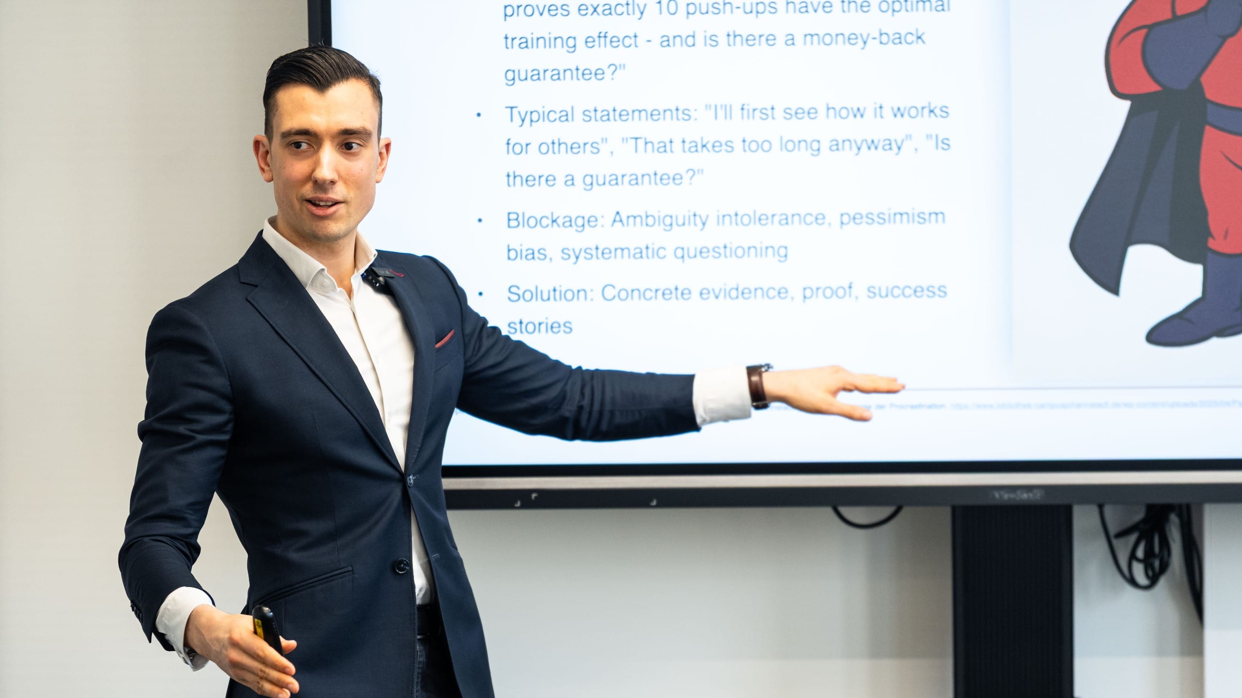 Miguel Miranda präsentiert bei einem IHK-Seminar vor Teilnehmenden.